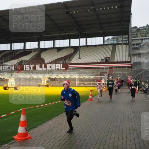 07.12.2025 - St. Pauli X-Mass-Run No. 15 Fabian Wolf http://msf.ph/oto/9420887 07.12.2025 11:42:41 Ziel 158, 172, 320, 323, 976, 3425, 3435, 3964, 3965, 4600, 4606 meine-sportfotos.de