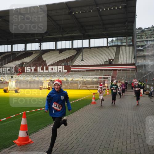 07.12.2025 - St. Pauli X-Mass-Run No. 15 Fabian Wolf http://msf.ph/oto/9420888 07.12.2025 11:42:41 Ziel 158, 172, 320, 323, 976, 3425, 3435, 3964, 3965, 4600, 4606 meine-sportfotos.de