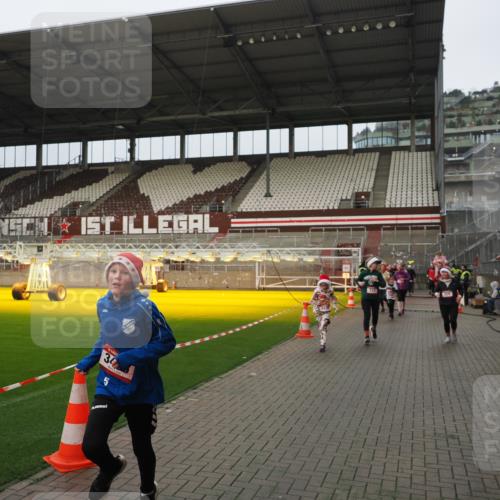 07.12.2025 - St. Pauli X-Mass-Run No. 15 Fabian Wolf http://msf.ph/oto/9420889 07.12.2025 11:42:41 Ziel 158, 172, 320, 323, 976, 3425, 3435, 3964, 3965, 4600, 4606 meine-sportfotos.de