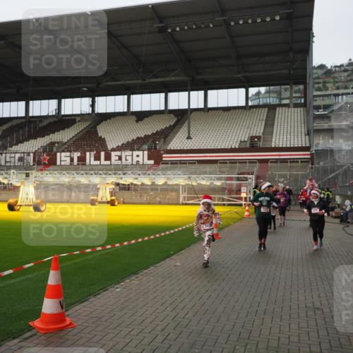 07.12.2025 - St. Pauli X-Mass-Run No. 15 Fabian Wolf http://msf.ph/oto/9420891 07.12.2025 11:42:42 Ziel 158, 172, 320, 323, 976, 3425, 3435, 3964, 3965, 4600, 4606 meine-sportfotos.de