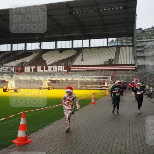 07.12.2025 - St. Pauli X-Mass-Run No. 15 Fabian Wolf http://msf.ph/oto/9420894 07.12.2025 11:42:43 Ziel 158, 172, 320, 323, 976, 3425, 3435, 3576, 3672, 3964, 3965, 4600, 4606 meine-sportfotos.de