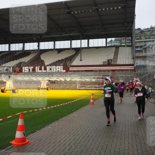 07.12.2025 - St. Pauli X-Mass-Run No. 15 Fabian Wolf http://msf.ph/oto/9420895 07.12.2025 11:42:44 Ziel 158, 172, 320, 323, 976, 3425, 3435, 3576, 3579, 3672, 3964, 3965 meine-sportfotos.de