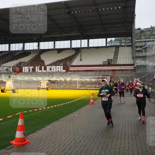 07.12.2025 - St. Pauli X-Mass-Run No. 15 Fabian Wolf http://msf.ph/oto/9420896 07.12.2025 11:42:44 Ziel 158, 172, 320, 323, 976, 3425, 3435, 3576, 3579, 3672, 3964, 3965 meine-sportfotos.de