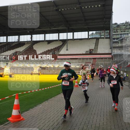 07.12.2025 - St. Pauli X-Mass-Run No. 15 Fabian Wolf http://msf.ph/oto/9420898 07.12.2025 11:42:45 Ziel 158, 172, 320, 323, 976, 1975, 3425, 3435, 3576, 3579, 3672, 3964, 3965 meine-sportfotos.de