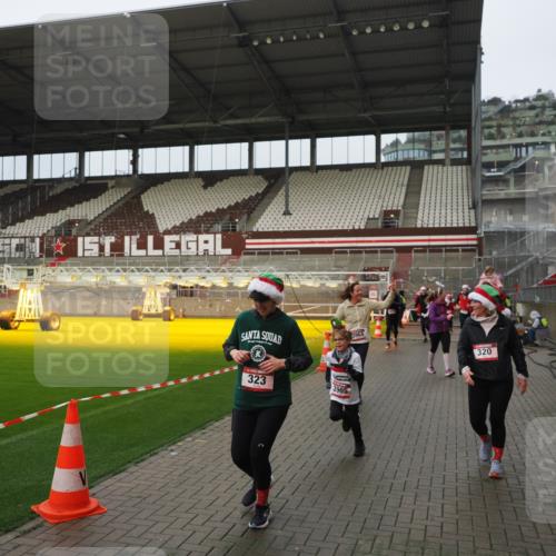 07.12.2025 - St. Pauli X-Mass-Run No. 15 Fabian Wolf http://msf.ph/oto/9420899 07.12.2025 11:42:45 Ziel 158, 172, 320, 323, 976, 1975, 3425, 3435, 3576, 3579, 3672, 3964, 3965 meine-sportfotos.de