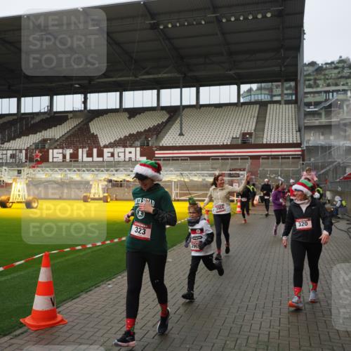 07.12.2025 - St. Pauli X-Mass-Run No. 15 Fabian Wolf http://msf.ph/oto/9420900 07.12.2025 11:42:45 Ziel 158, 172, 320, 323, 976, 1975, 3425, 3435, 3576, 3579, 3672, 3964, 3965 meine-sportfotos.de
