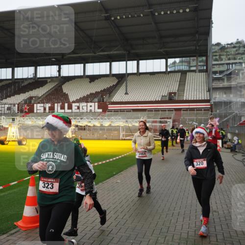 07.12.2025 - St. Pauli X-Mass-Run No. 15 Fabian Wolf http://msf.ph/oto/9420903 07.12.2025 11:42:46 Ziel 158, 172, 320, 323, 976, 1975, 3425, 3435, 3576, 3579, 3672, 3964, 3965 meine-sportfotos.de