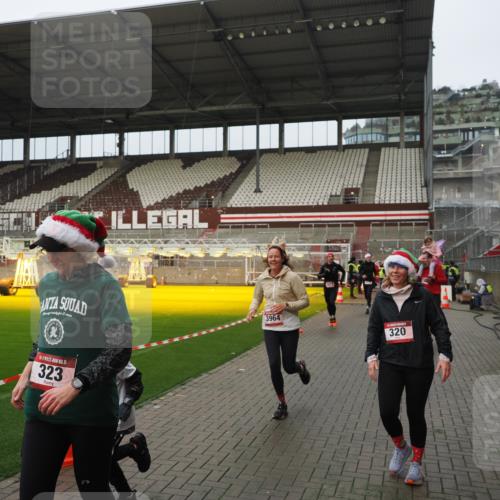 07.12.2025 - St. Pauli X-Mass-Run No. 15 Fabian Wolf http://msf.ph/oto/9420904 07.12.2025 11:42:46 Ziel 158, 172, 320, 323, 976, 1975, 3425, 3435, 3576, 3579, 3672, 3964, 3965 meine-sportfotos.de
