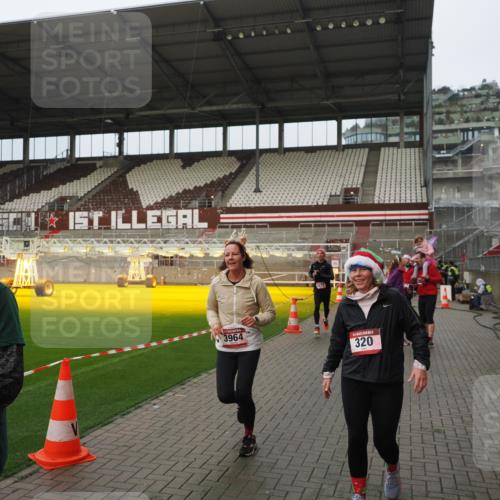 07.12.2025 - St. Pauli X-Mass-Run No. 15 Fabian Wolf http://msf.ph/oto/9420906 07.12.2025 11:42:46 Ziel 158, 172, 320, 323, 976, 1975, 3425, 3435, 3576, 3579, 3672, 3964, 3965 meine-sportfotos.de