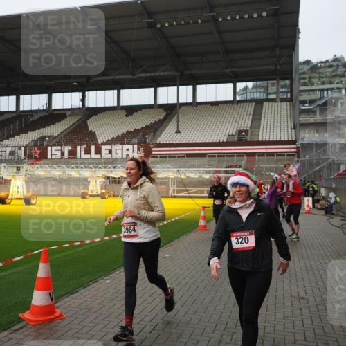 07.12.2025 - St. Pauli X-Mass-Run No. 15 Fabian Wolf http://msf.ph/oto/9420907 07.12.2025 11:42:47 Ziel 158, 172, 320, 323, 976, 1975, 3425, 3435, 3576, 3579, 3672, 3953, 3964, 3965 meine-sportfotos.de