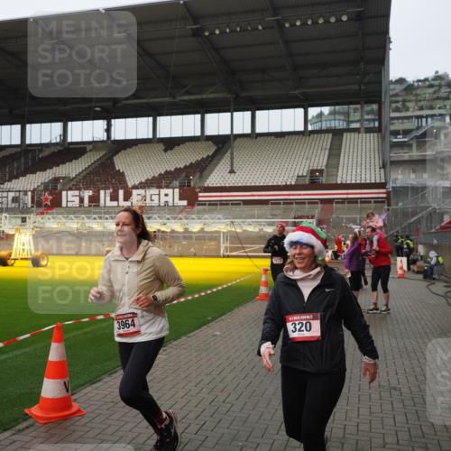 07.12.2025 - St. Pauli X-Mass-Run No. 15 Fabian Wolf http://msf.ph/oto/9420908 07.12.2025 11:42:47 Ziel 158, 172, 320, 323, 976, 1975, 3425, 3435, 3576, 3579, 3672, 3953, 3964, 3965 meine-sportfotos.de