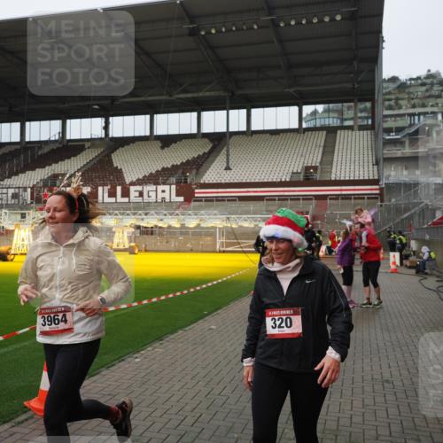 07.12.2025 - St. Pauli X-Mass-Run No. 15 Fabian Wolf http://msf.ph/oto/9420909 07.12.2025 11:42:47 Ziel 158, 172, 320, 323, 976, 1975, 3425, 3435, 3576, 3579, 3672, 3953, 3964, 3965 meine-sportfotos.de