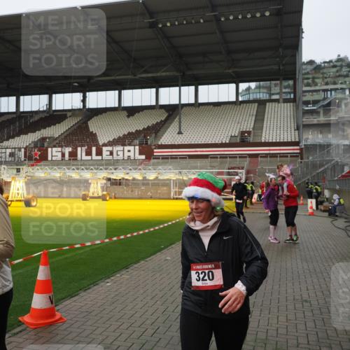 07.12.2025 - St. Pauli X-Mass-Run No. 15 Fabian Wolf http://msf.ph/oto/9420910 07.12.2025 11:42:47 Ziel 158, 172, 320, 323, 976, 1975, 3425, 3435, 3576, 3579, 3672, 3953, 3964, 3965 meine-sportfotos.de