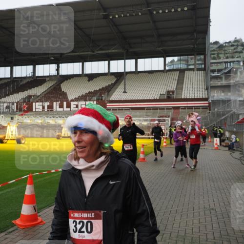 07.12.2025 - St. Pauli X-Mass-Run No. 15 Fabian Wolf http://msf.ph/oto/9420912 07.12.2025 11:42:48 Ziel 158, 172, 320, 323, 652, 976, 1975, 3425, 3435, 3576, 3579, 3663, 3672, 3953, 3964, 3965 meine-sportfotos.de