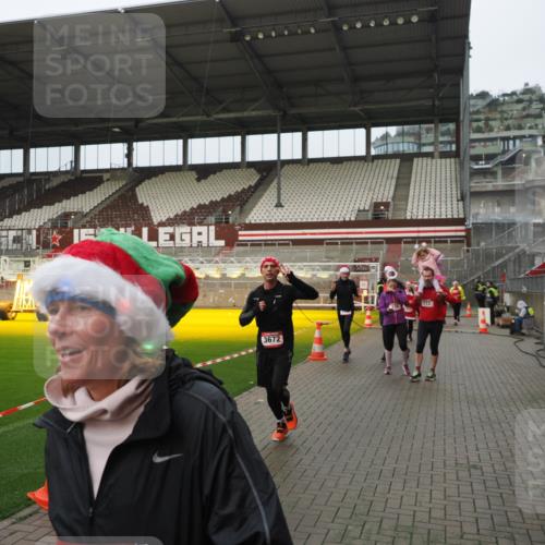 07.12.2025 - St. Pauli X-Mass-Run No. 15 Fabian Wolf http://msf.ph/oto/9420913 07.12.2025 11:42:48 Ziel 158, 172, 320, 323, 652, 976, 1975, 3425, 3435, 3576, 3579, 3663, 3672, 3953, 3964, 3965 meine-sportfotos.de