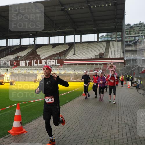 07.12.2025 - St. Pauli X-Mass-Run No. 15 Fabian Wolf http://msf.ph/oto/9420916 07.12.2025 11:42:49 Ziel 158, 172, 320, 323, 652, 1975, 3425, 3435, 3576, 3579, 3663, 3672, 3953, 3964, 3965 meine-sportfotos.de