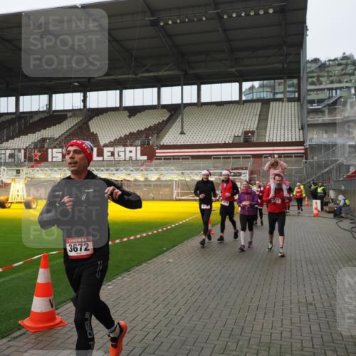 07.12.2025 - St. Pauli X-Mass-Run No. 15 Fabian Wolf http://msf.ph/oto/9420917 07.12.2025 11:42:49 Ziel 158, 172, 320, 323, 652, 1975, 3425, 3435, 3576, 3579, 3663, 3672, 3953, 3964, 3965 meine-sportfotos.de