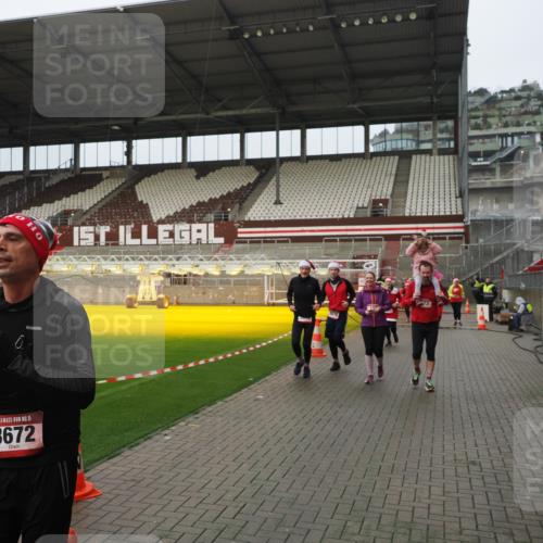 07.12.2025 - St. Pauli X-Mass-Run No. 15 Fabian Wolf http://msf.ph/oto/9420918 07.12.2025 11:42:49 Ziel 158, 172, 320, 323, 652, 1975, 3425, 3435, 3576, 3579, 3663, 3672, 3953, 3964, 3965 meine-sportfotos.de