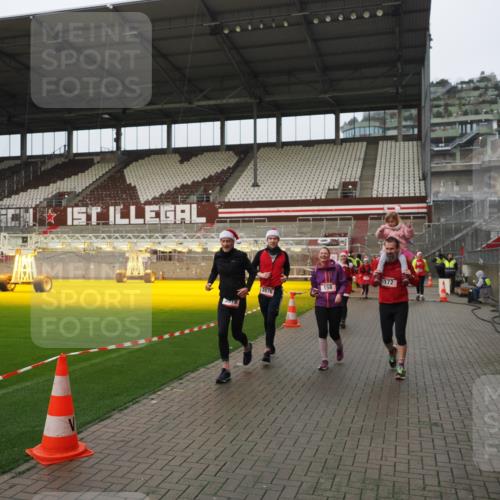 07.12.2025 - St. Pauli X-Mass-Run No. 15 Fabian Wolf http://msf.ph/oto/9420920 07.12.2025 11:42:50 Ziel 158, 172, 320, 323, 652, 1975, 3425, 3435, 3576, 3579, 3663, 3672, 3953, 3964, 3965 meine-sportfotos.de