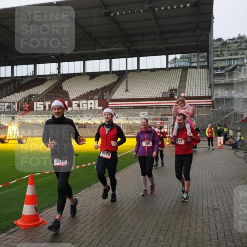 07.12.2025 - St. Pauli X-Mass-Run No. 15 Fabian Wolf http://msf.ph/oto/9420925 07.12.2025 11:42:51 Ziel 158, 172, 320, 323, 652, 1975, 3425, 3435, 3576, 3579, 3663, 3672, 3953, 3964, 3965 meine-sportfotos.de
