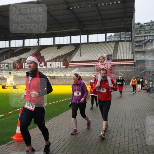 07.12.2025 - St. Pauli X-Mass-Run No. 15 Fabian Wolf http://msf.ph/oto/9420927 07.12.2025 11:42:52 Ziel 158, 172, 320, 323, 652, 1975, 3425, 3435, 3576, 3579, 3663, 3672, 3953, 3964, 3965 meine-sportfotos.de