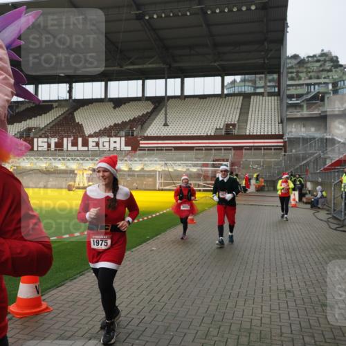 07.12.2025 - St. Pauli X-Mass-Run No. 15 Fabian Wolf http://msf.ph/oto/9420935 07.12.2025 11:42:54 Ziel 158, 172, 320, 323, 652, 1975, 3425, 3435, 3576, 3579, 3663, 3672, 3953, 3964, 3965 meine-sportfotos.de