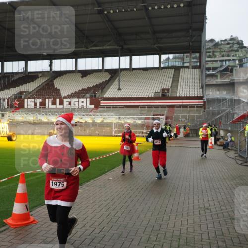 07.12.2025 - St. Pauli X-Mass-Run No. 15 Fabian Wolf http://msf.ph/oto/9420936 07.12.2025 11:42:54 Ziel 158, 172, 320, 323, 652, 1975, 3425, 3435, 3576, 3579, 3663, 3672, 3953, 3964, 3965 meine-sportfotos.de