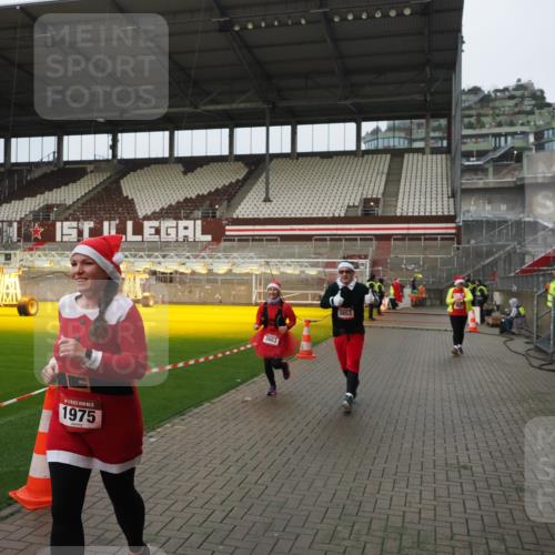07.12.2025 - St. Pauli X-Mass-Run No. 15 Fabian Wolf http://msf.ph/oto/9420937 07.12.2025 11:42:54 Ziel 158, 172, 320, 323, 652, 1975, 3425, 3435, 3576, 3579, 3663, 3672, 3953, 3964, 3965 meine-sportfotos.de