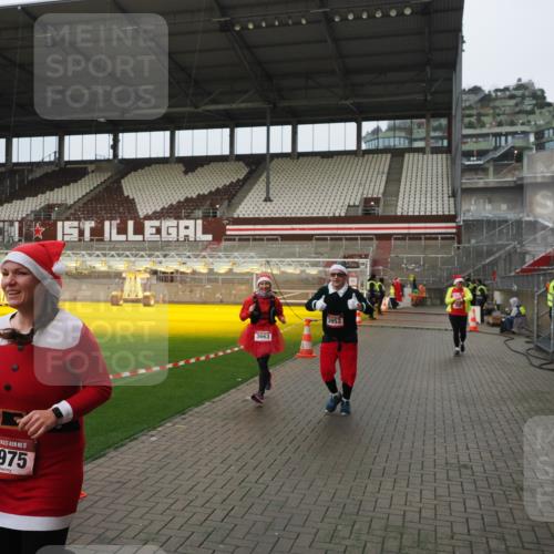 07.12.2025 - St. Pauli X-Mass-Run No. 15 Fabian Wolf http://msf.ph/oto/9420938 07.12.2025 11:42:55 Ziel 158, 172, 320, 323, 652, 1975, 3425, 3435, 3576, 3579, 3663, 3672, 3953, 3964, 3965 meine-sportfotos.de