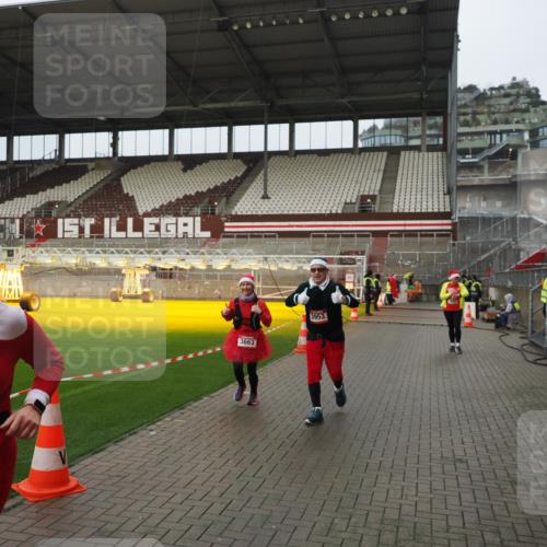 07.12.2025 - St. Pauli X-Mass-Run No. 15 Fabian Wolf http://msf.ph/oto/9420939 07.12.2025 11:42:55 Ziel 158, 172, 320, 323, 652, 1975, 3425, 3435, 3576, 3579, 3663, 3672, 3953, 3964, 3965 meine-sportfotos.de