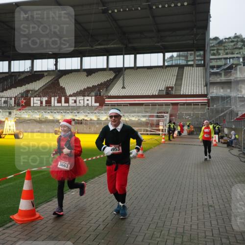 07.12.2025 - St. Pauli X-Mass-Run No. 15 Fabian Wolf http://msf.ph/oto/9420942 07.12.2025 11:42:56 Ziel 158, 172, 320, 323, 652, 1975, 3425, 3435, 3576, 3579, 3663, 3672, 3953, 3964, 3965 meine-sportfotos.de