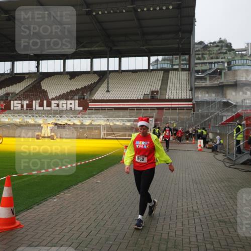 07.12.2025 - St. Pauli X-Mass-Run No. 15 Fabian Wolf http://msf.ph/oto/9420950 07.12.2025 11:43:01 Ziel 652, 1975, 2230, 3576, 3579, 3663, 3672, 3953 meine-sportfotos.de