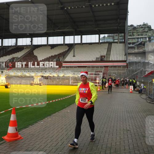 07.12.2025 - St. Pauli X-Mass-Run No. 15 Fabian Wolf http://msf.ph/oto/9420952 07.12.2025 11:43:02 Ziel 652, 1975, 2230, 3576, 3579, 3663, 3672, 3953 meine-sportfotos.de