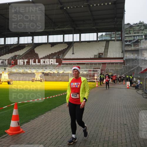 07.12.2025 - St. Pauli X-Mass-Run No. 15 Fabian Wolf http://msf.ph/oto/9420953 07.12.2025 11:43:02 Ziel 652, 1975, 2230, 3576, 3579, 3663, 3672, 3953 meine-sportfotos.de