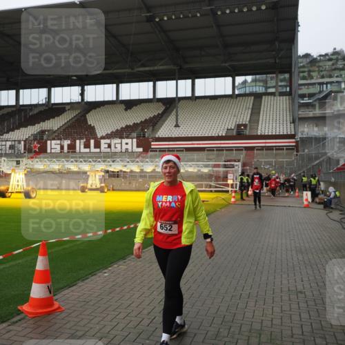 07.12.2025 - St. Pauli X-Mass-Run No. 15 Fabian Wolf http://msf.ph/oto/9420954 07.12.2025 11:43:02 Ziel 652, 1975, 2230, 3576, 3579, 3663, 3672, 3953 meine-sportfotos.de