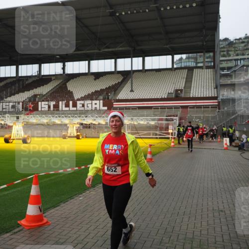 07.12.2025 - St. Pauli X-Mass-Run No. 15 Fabian Wolf http://msf.ph/oto/9420955 07.12.2025 11:43:02 Ziel 652, 1975, 2230, 3576, 3579, 3663, 3672, 3953 meine-sportfotos.de