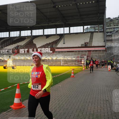 07.12.2025 - St. Pauli X-Mass-Run No. 15 Fabian Wolf http://msf.ph/oto/9420957 07.12.2025 11:43:03 Ziel 652, 1975, 2230, 2669, 3576, 3579, 3663, 3672, 3953 meine-sportfotos.de
