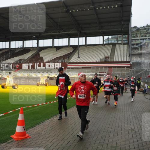 07.12.2025 - St. Pauli X-Mass-Run No. 15 Fabian Wolf http://msf.ph/oto/9420960 07.12.2025 11:43:10 Ziel 1, 2230, 2669, 3621, 3622, 3623, 3625, 3827, 4604, 4828, 5001, 5002 meine-sportfotos.de