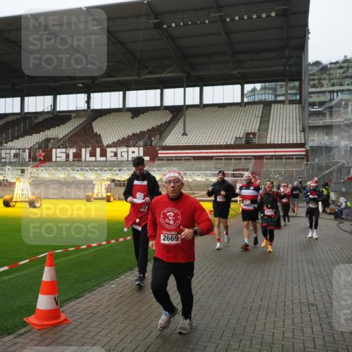 07.12.2025 - St. Pauli X-Mass-Run No. 15 Fabian Wolf http://msf.ph/oto/9420961 07.12.2025 11:43:11 Ziel 1, 2230, 2669, 3621, 3622, 3623, 3625, 3827, 4604, 4817, 4828, 4842, 5001, 5002 meine-sportfotos.de