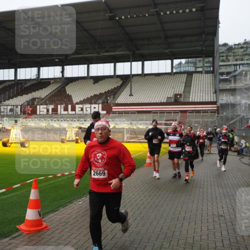 07.12.2025 - St. Pauli X-Mass-Run No. 15 Fabian Wolf http://msf.ph/oto/9420962 07.12.2025 11:43:11 Ziel 1, 2230, 2669, 3621, 3622, 3623, 3625, 3827, 4604, 4817, 4828, 4842, 5001, 5002 meine-sportfotos.de