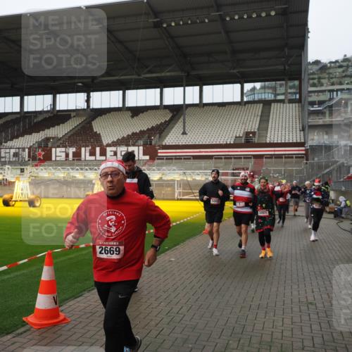 07.12.2025 - St. Pauli X-Mass-Run No. 15 Fabian Wolf http://msf.ph/oto/9420963 07.12.2025 11:43:11 Ziel 1, 2230, 2669, 3621, 3622, 3623, 3625, 3827, 4604, 4817, 4828, 4842, 5001, 5002 meine-sportfotos.de