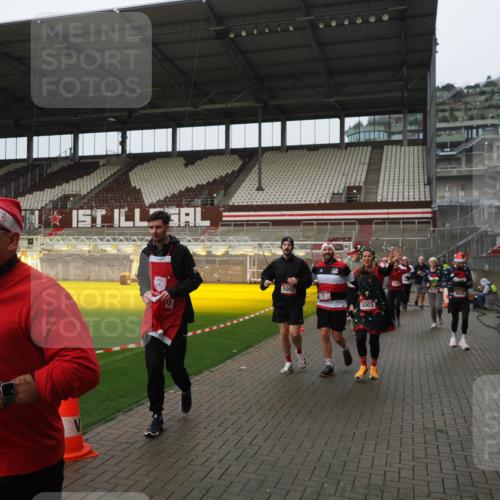 07.12.2025 - St. Pauli X-Mass-Run No. 15 Fabian Wolf http://msf.ph/oto/9420965 07.12.2025 11:43:11 Ziel 1, 2230, 2669, 3621, 3622, 3623, 3625, 3827, 4604, 4817, 4828, 4842, 5001, 5002 meine-sportfotos.de