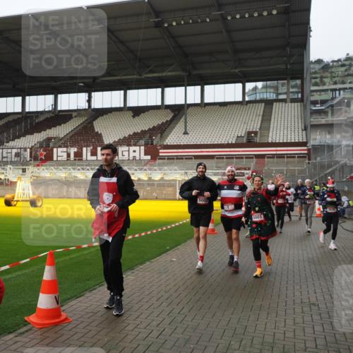 07.12.2025 - St. Pauli X-Mass-Run No. 15 Fabian Wolf http://msf.ph/oto/9420966 07.12.2025 11:43:12 Ziel 1, 2230, 2669, 3621, 3622, 3623, 3625, 3676, 3827, 4604, 4817, 4828, 4842, 5001, 5002 meine-sportfotos.de