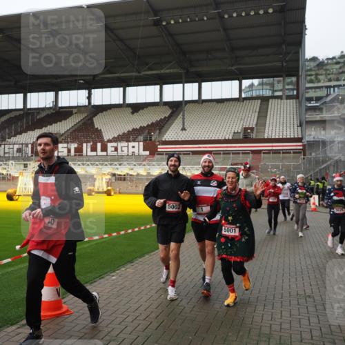 07.12.2025 - St. Pauli X-Mass-Run No. 15 Fabian Wolf http://msf.ph/oto/9420970 07.12.2025 11:43:12 Ziel 1, 2230, 2669, 3621, 3622, 3623, 3625, 3676, 3827, 4604, 4817, 4828, 4842, 5001, 5002 meine-sportfotos.de