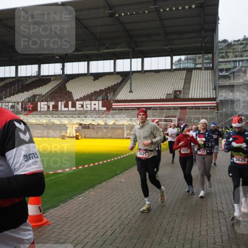 07.12.2025 - St. Pauli X-Mass-Run No. 15 Fabian Wolf http://msf.ph/oto/9420978 07.12.2025 11:43:14 Ziel 1, 2230, 2669, 3621, 3622, 3623, 3625, 3676, 3827, 4604, 4817, 4828, 4842, 5001, 5002 meine-sportfotos.de