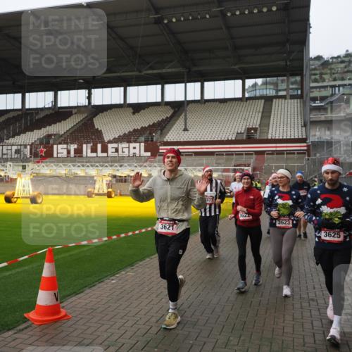 07.12.2025 - St. Pauli X-Mass-Run No. 15 Fabian Wolf http://msf.ph/oto/9420980 07.12.2025 11:43:15 Ziel 1, 2230, 2669, 3621, 3622, 3623, 3625, 3676, 3827, 4604, 4817, 4828, 4842, 5001, 5002 meine-sportfotos.de