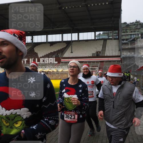 07.12.2025 - St. Pauli X-Mass-Run No. 15 Fabian Wolf http://msf.ph/oto/9420986 07.12.2025 11:43:16 Ziel 1, 2230, 2669, 3621, 3622, 3623, 3625, 3676, 3827, 4604, 4817, 4828, 4842, 5001, 5002 meine-sportfotos.de