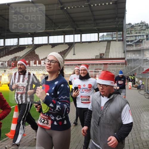 07.12.2025 - St. Pauli X-Mass-Run No. 15 Fabian Wolf http://msf.ph/oto/9420987 07.12.2025 11:43:16 Ziel 1, 2230, 2669, 3621, 3622, 3623, 3625, 3676, 3827, 4604, 4817, 4828, 4842, 5001, 5002 meine-sportfotos.de