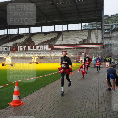 07.12.2025 - St. Pauli X-Mass-Run No. 15 Fabian Wolf http://msf.ph/oto/9420995 07.12.2025 11:43:22 Ziel 1, 2206, 2208, 2669, 3423, 3434, 3621, 3622, 3623, 3625, 3654, 3676, 3827, 4604, 4817, 4828, 4842, 5001, 5002 meine-sportfotos.de