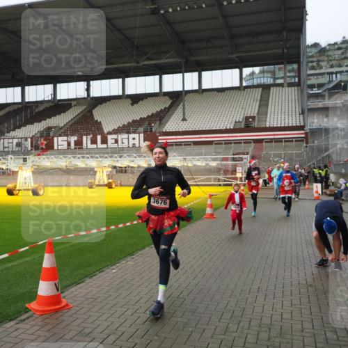 07.12.2025 - St. Pauli X-Mass-Run No. 15 Fabian Wolf http://msf.ph/oto/9420997 07.12.2025 11:43:23 Ziel 1, 2206, 2208, 2669, 3423, 3434, 3621, 3622, 3623, 3625, 3654, 3676, 3827, 3917, 4604, 4817, 4828, 4842, 5001, 5002 meine-sportfotos.de
